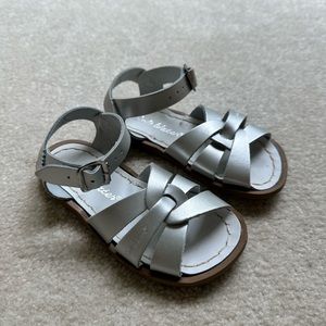 EXCELLENT Condition! Girls The Original Salt Water Sandal by Hoy Shoes